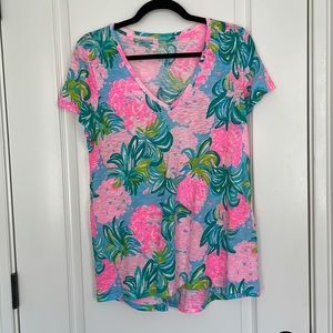Lilly Pulitzer Etta Short Sleeve V-Neck Tee Blue Ibiza Pineapple Shake